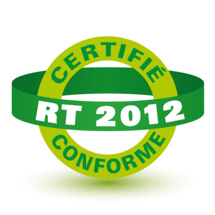 La norme RT 2012 doit être prise en compte dès le dépôt de votre permis de construire. Vous remettez ainsi à l’autorité (généralement votre mairie) une première attestation comprenant : une étude thermique préalable établie par un professionnel, estimant la valeur du Bbio de votre habitation, les données administratives du bâtiment, la surface des baies et le mode de recours à une source d’énergie renouvelable.<br />
Avant le démarrage des travaux, une étude thermique détaillée devra être réalisée par un professionnel habilité.<br />
A l’achèvement des travaux, vous remettez une deuxième attestation établie à votre demande par un professionnel. Pour remplir cette attestation, le professionnel aura besoin des factures des matériaux et matériels mis en œuvre. Sans oublier le rapport de mesure de perméabilité à l’air établi par l’opérateur agréé. 