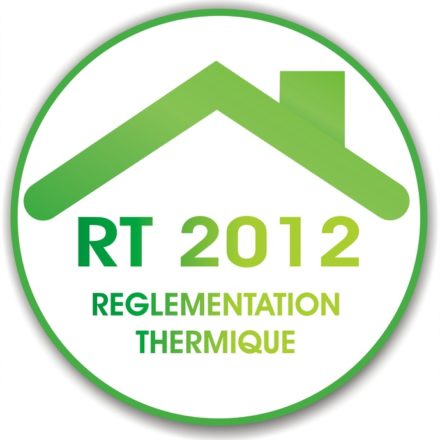 La réglementation thermique RT 2012 impose de respecter des valeurs seuils pour trois coefficients :<br />
– Un Bbio (ou besoin bioclimatique) performant s’obtient avec un bâtiment bien pensé. Par exemple, l’orientation et la disposition des baies vitrées favoriseront les apports solaires hivernaux. Et les déperditions thermiques y seront limitées par une bonne isolation.<br />
– Le Cep (ou Coefficient de Consommation conventionnelle d’énergie primaire) comprend les consommations d’énergie liées au chauffage, à la climatisation s’il y a lieu, à l’eau chaude sanitaire, à l’éclairage, et aux auxiliaires telles que les pompes et la ventilation.<br />
– La limitation du Tic (température conventionnelle en période de forte chaleur) vise à éviter, en été, le recours à la climatisation.